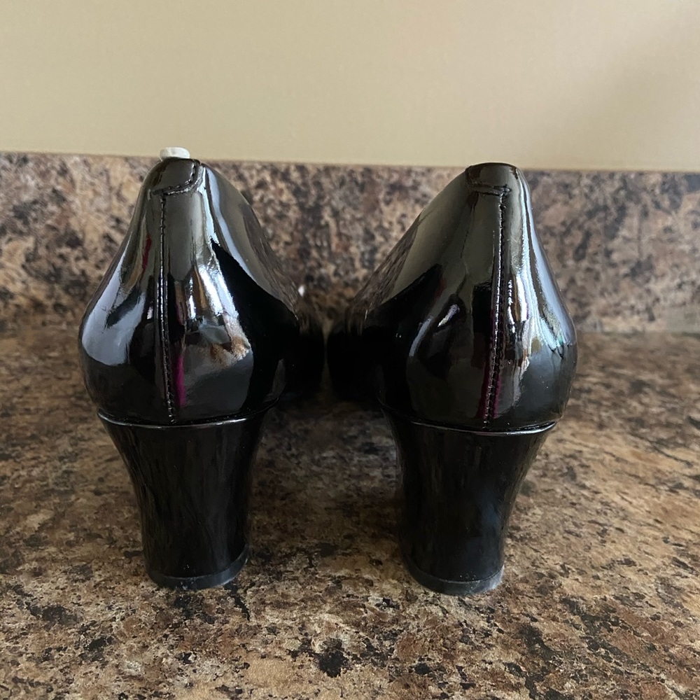 Nine West black patent leather shoes.  Never worn - Picture 5 of 5